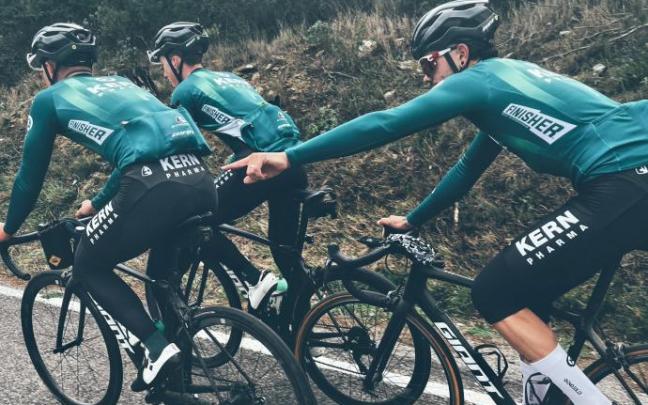 Ciclista del Kern Pharma, durante un entrenamiento. Ciclista del Kern Pharma, durante un entrenamiento.