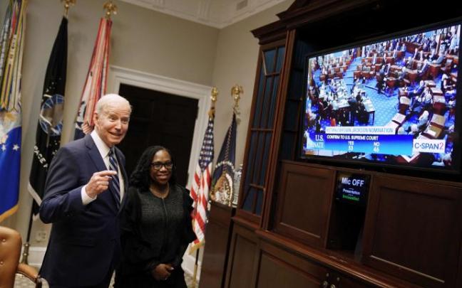 Biden y Brown observan juntos la votación en el Senado.