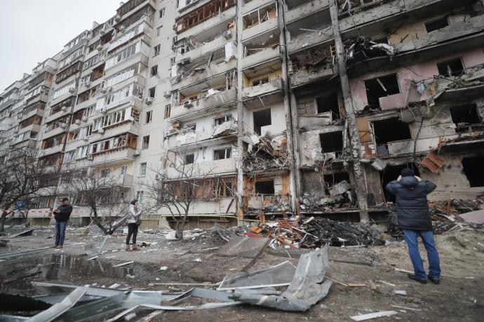 Edificio residencial bombardeado en Kiev