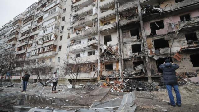 Edificio residencial bombardeado en Kiev