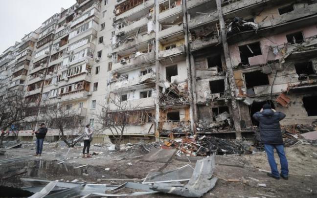 Edificio residencial bombardeado en Kiev