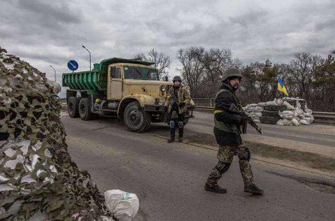 Miembros de las Fuerzas de Defensa Territorial en un puesto de control en el frente oriental de Kiev.