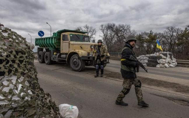 Miembros de las Fuerzas de Defensa Territorial en un puesto de control en el frente oriental de Kiev.