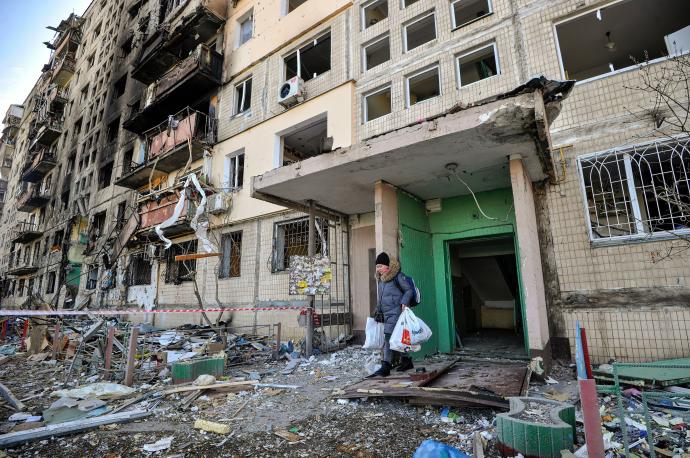 Una mujer abandona uno de los edificios de viviendas bombardeados en Kiev
