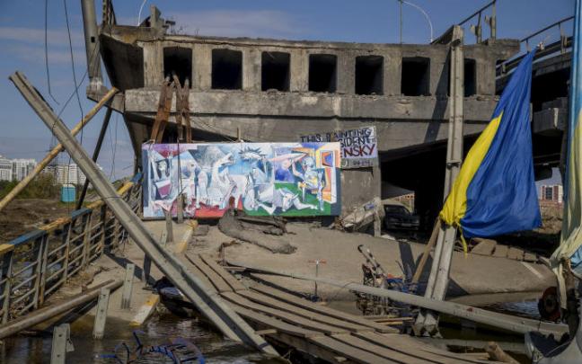 Una réplica del Guernica de Picasso entre las ruinas de Kiev