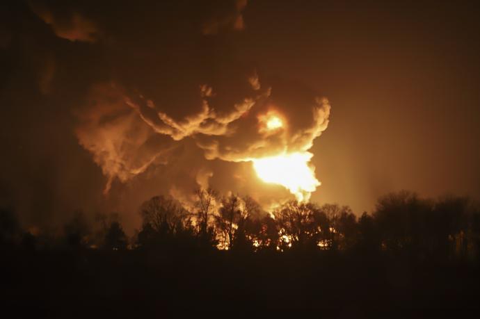 Un gran incendio en un depósito de almacenamiento de petróleo después de un ataque con misiles rusos, en Vasylkiv, cerca de Kiev.