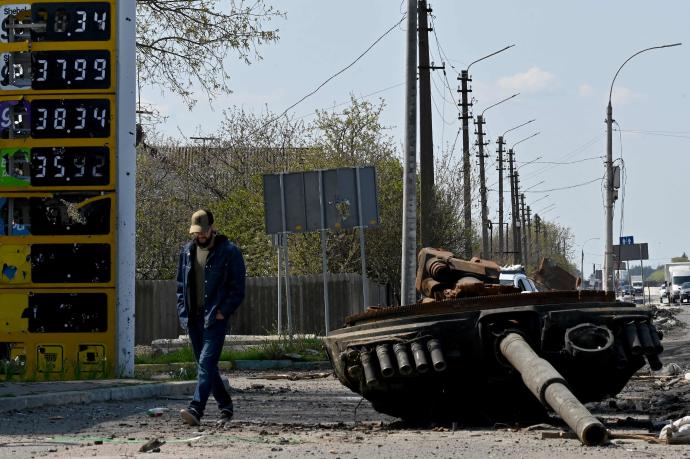 Un hombre pasea junto a los restos de un tanque ruso a las afueras de Kiev.