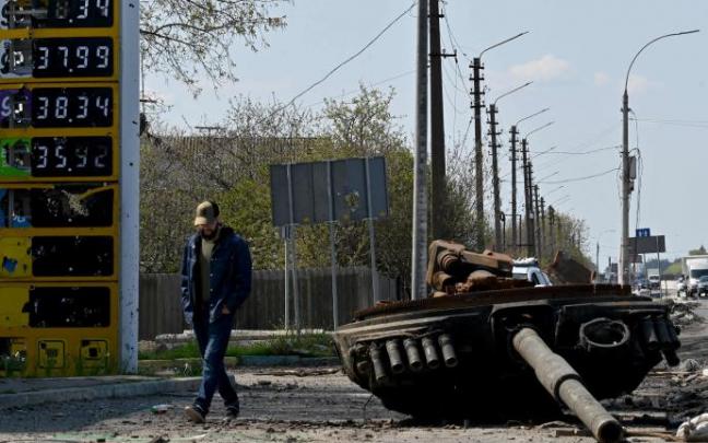 Un hombre pasea junto a los restos de un tanque ruso a las afueras de Kiev.