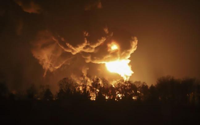 Un gran incendio en un depósito de almacenamiento de petróleo después de un ataque con misiles rusos, en Vasylkiv, cerca de Kiev.
