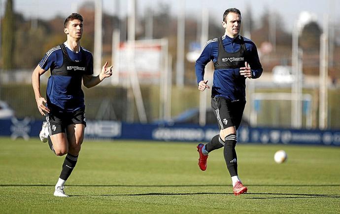 Lucas Torró y Kike García, en el entrenamiento mano a mano que realizaron ayer en Tajonar. Foto: CA Osasuna