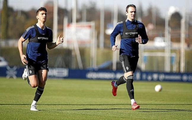 Lucas Torró y Kike García, en el entrenamiento mano a mano que realizaron ayer en Tajonar. Foto: CA Osasuna Lucas Torró y Kike García, en el entrenamiento mano a mano que realizaron ayer en Tajonar. Foto: CA Osasuna