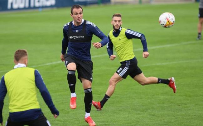 Kike García toca balón en presencia de Roberto Torres. Kike García toca balón en presencia de Roberto Torres.