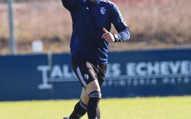 Kike García, en el entrenamiento de ayer en Tajonar. Kike García, en el entrenamiento de ayer en Tajonar.
