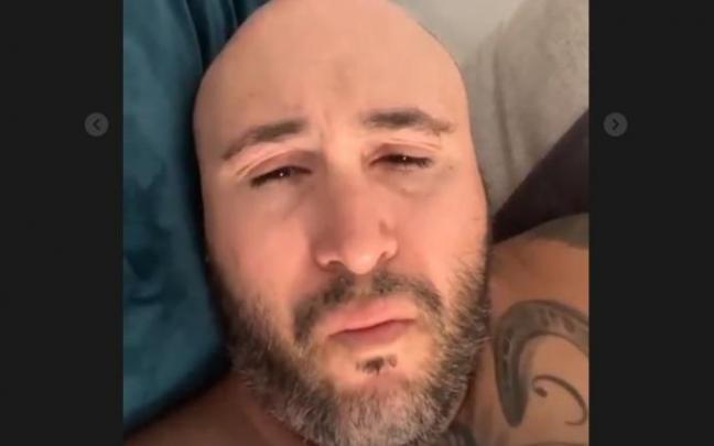 Kiko Rivera, quejándose desde la cama. Kiko Rivera, quejándose desde la cama.