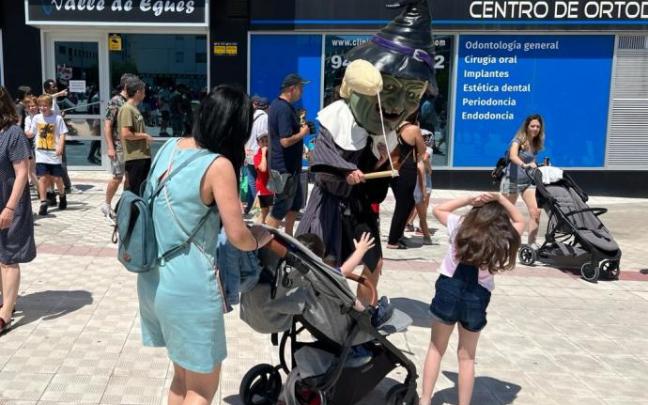 Un kiliki da un vergazo esta mañana a una txiki en las fiestas de Sarriguren.