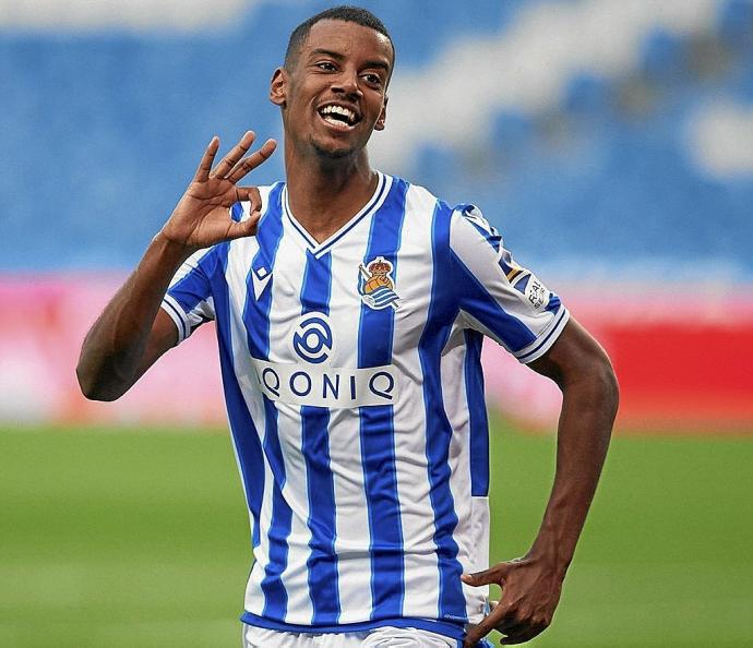 Isak celebra con David Silva y Oyarzabal su último gol de la temporada, ante el Valladolid.