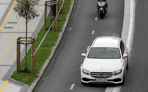 Un taxi circula por el paseo de La Concha.