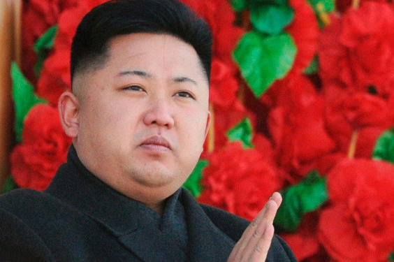 El líder supremo de Corea del Norte, Kim Jong-un, delante de unas kimjongilias.
