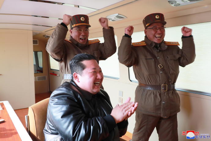 El líder de Corea del Norte, Kim Jong-un, celebra el lanzamiento exitoso del misil.