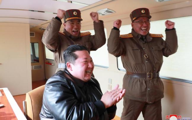 El líder de Corea del Norte, Kim Jong-un, celebra el lanzamiento exitoso del misil. El líder de Corea del Norte, Kim Jong-un, celebra el lanzamiento exitoso del misil.