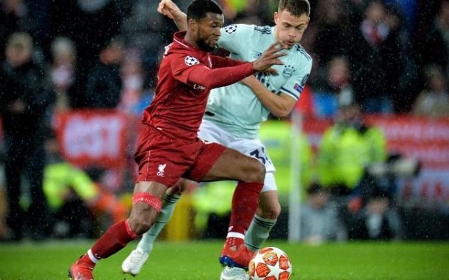 Kimmich pugna por un balón con Joe Gómez, del Liverpool.