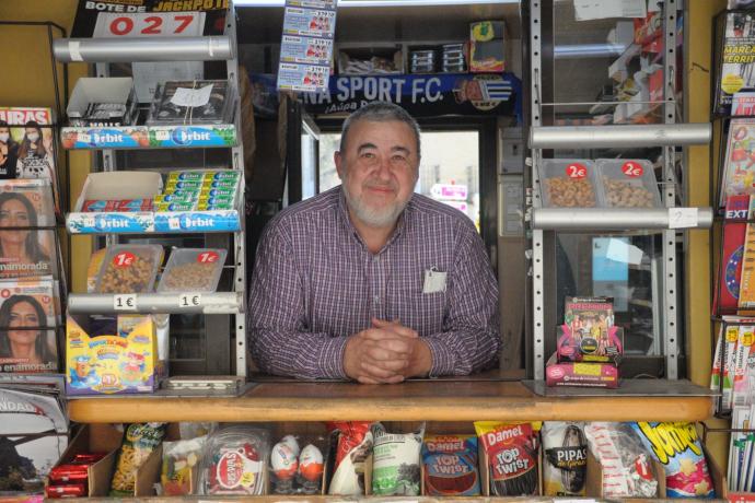 Javier Intxauspe, en el Kiosco de la plaza Cortés de Tafalla que regenta desde hace 40 años.