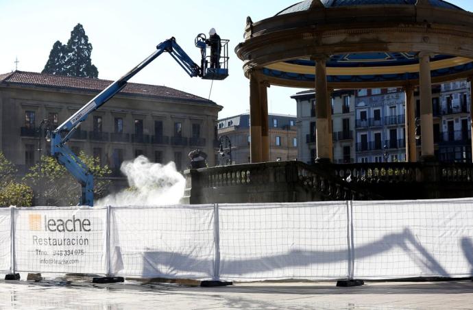 Dos operarios realizan labores de restauración en el kiosco a mediados de noviembre.