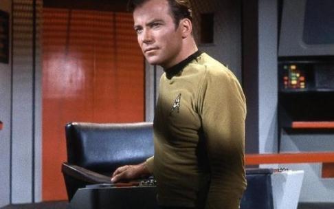 William Shatner en su papel del capitán Kirk en Star Trek. William Shatner en su papel del capitán Kirk en Star Trek.
