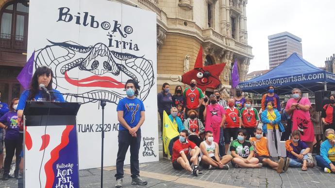 Representantes de diversas comparsas, en la presentación la semana pasada de Bilboko Irria.