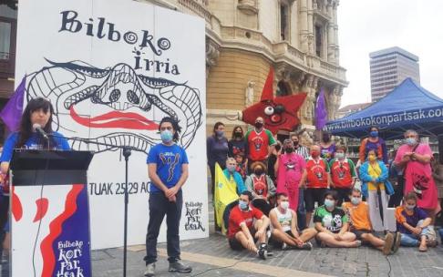 Representantes de diversas comparsas, en la presentación la semana pasada de Bilboko Irria.