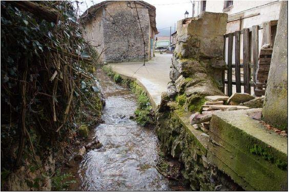 Arroyo a su paso por Korres.