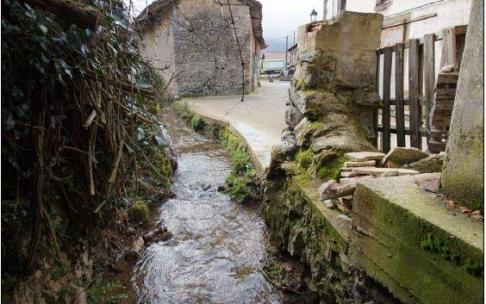 Arroyo a su paso por Korres.