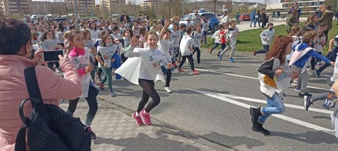 Imagen de la korrika txiki celebrada este viernes en Sarriguren, con un montón de chavales corriendo a favor del euskera.