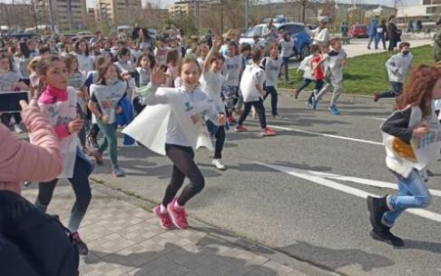 Imagen de la korrika txiki celebrada este viernes en Sarriguren, con un montón de chavales corriendo a favor del euskera.