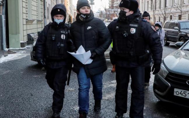 Dos agentes de policía detienen a un simpatizante de Memorial tras el fallo del Tribunal. Dos agentes de policía detienen a un simpatizante de Memorial tras el fallo del Tribunal.