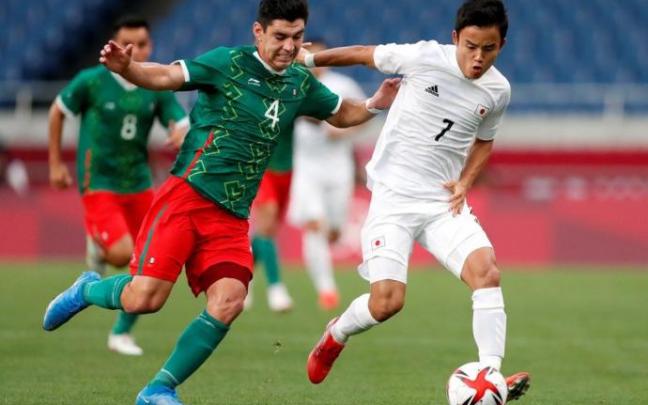 Take Kubo, en un lance del México-Japón por el tercer y cuarto puesto