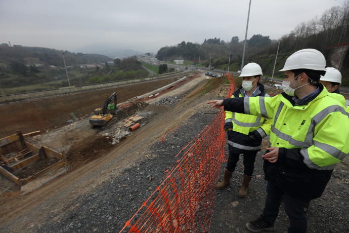 El diputado Imanol Padrales en la obras de Kukularra.