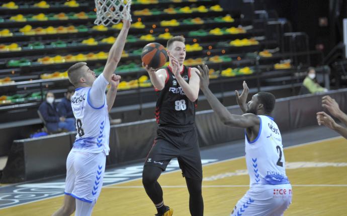 Arnoldas Kulboka, en el encuentro de la pasada temporada ante el Acunsa GBC.