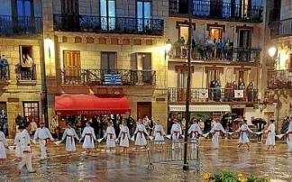 Aurtengo San Joan bezperan, Lezoko dantzariak soka-dantza dantzatzen, segurtasun berme guztiekin. Argazkiak: N.G.