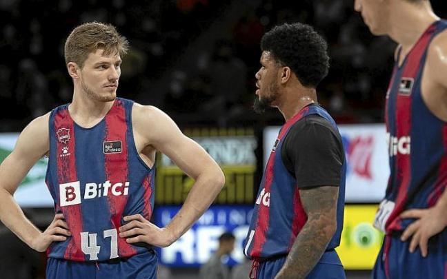 Kurucs dialoga con Peters en un momento del duelo. Foto: ACB Photo/A. Bouzo