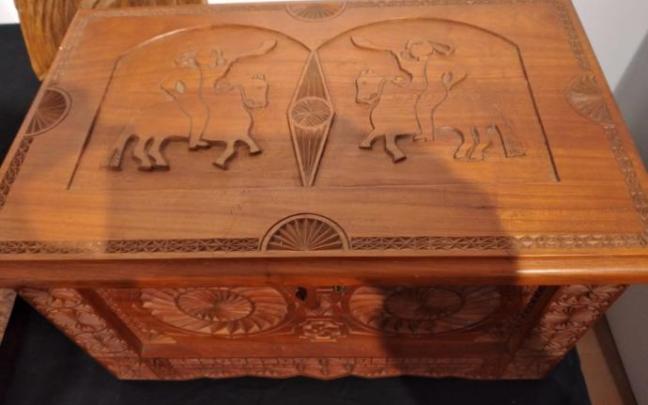 Imagen de una de las kutxas con el logo de DEIA.