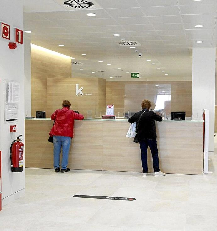 Dos puestos de atención personal prestan su servicio en la nueva sucursal de Kutxabank. Foto: P. Barco