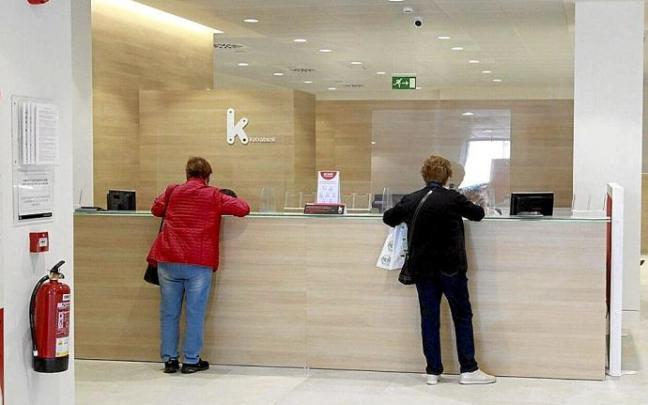 Dos puestos de atención personal prestan su servicio en la nueva sucursal de Kutxabank. Foto: P. Barco