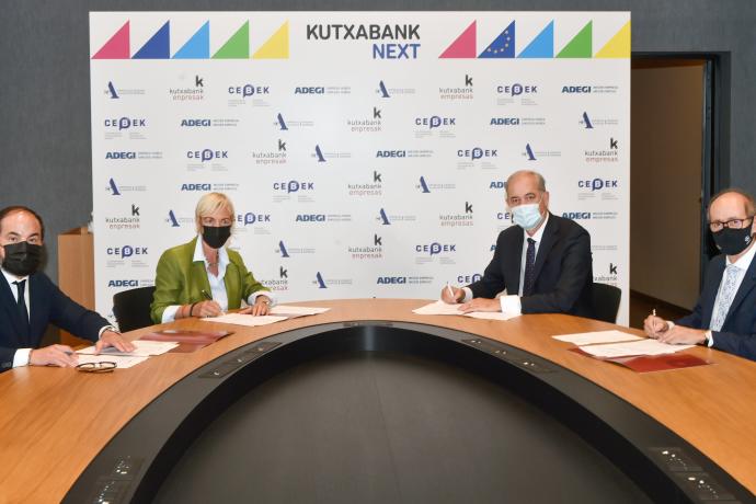 Representantes de Kutxabank y de las tres patronales vascas firman el acuerdo por el que ve la luz "Kutxabank Next"