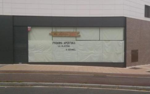 La Alacena ultima su apertura en la rotonda de Reina Sofía con Derechos Humanos, en el barrio de Zabalgana.