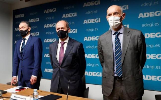Los responsables de la patronal Adegi antes de la rueda de prensa de hoy en Donostia.