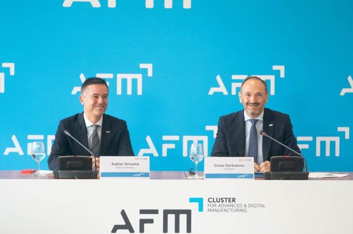 Xabier Ortueta, a la izquierda, junto con César Garbalena ayer en la presentación de resultados de AFM Clúster.