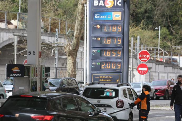 Gasolinera del Paseo de Errondo en Donostia con gasolina 98 a dos euros hoy.