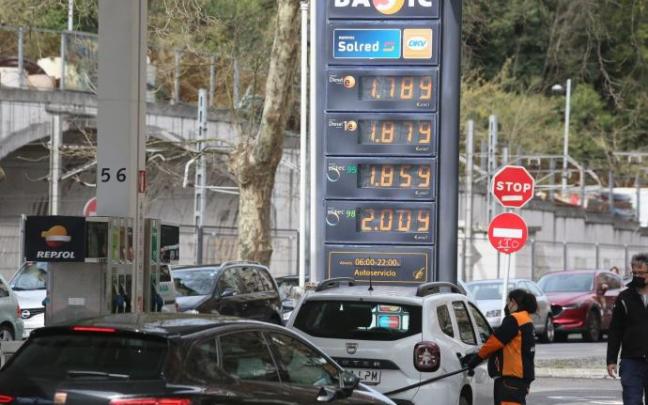 Gasolinera del Paseo de Errondo en Donostia con gasolina 98 a dos euros hoy.