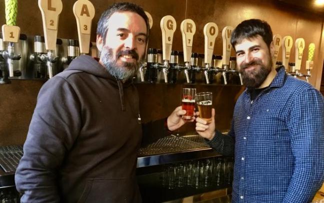 Matías Verde Tello (izda.) y David Salinas Lizaso, con los quince tiradores a sus espaldas.